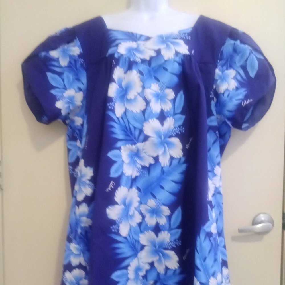 1970s Vintage Kalena Fashions of Hawaii Tropical Hibiscus Floral Muumuu